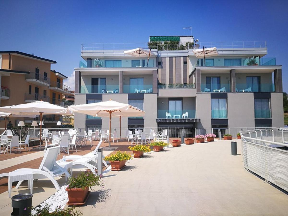 Ambruosi Village Resort & Spa Massignano Dış mekan fotoğraf